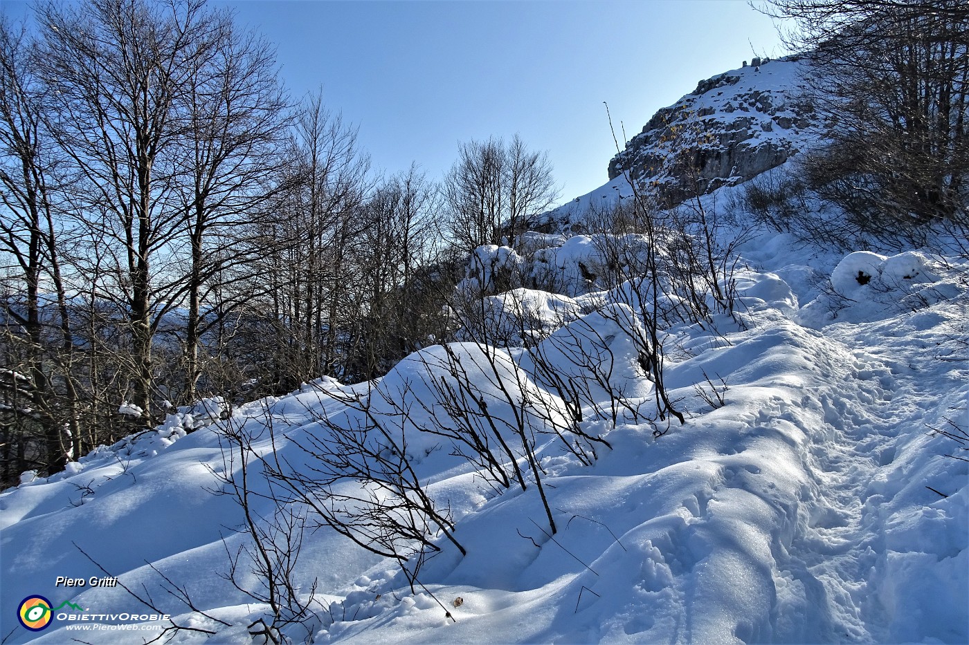 36 Neve ghiacciata sul sentiero....calzo ramponcini.JPG
